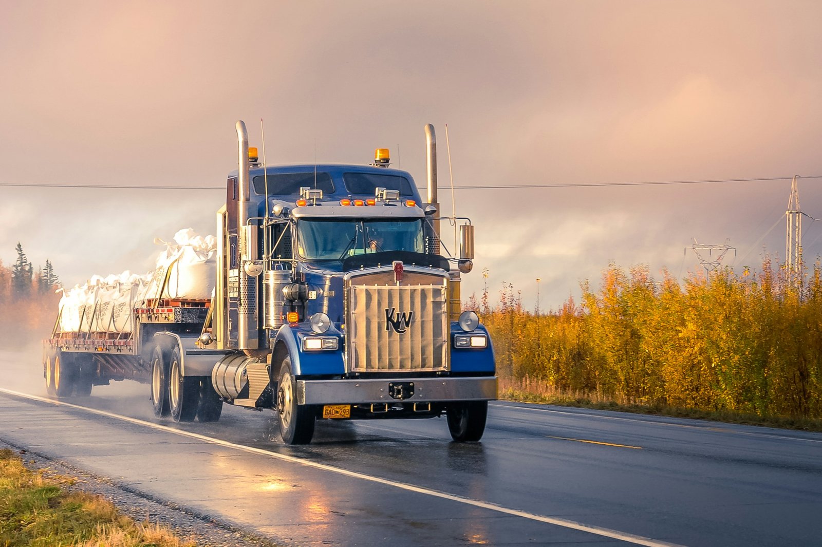 Caminhão de linha pesada em estrada